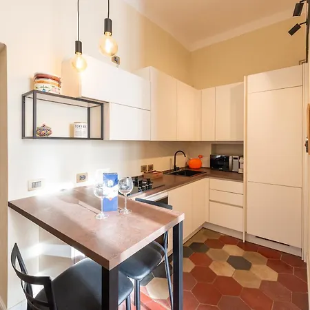 10' Duomo & Station Large Appartement
